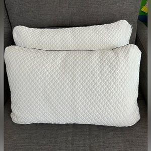 2 RESIDENT  SLEEPING  'QUEEN'  SIZE WHITE PILLOWS BRAND NEW!